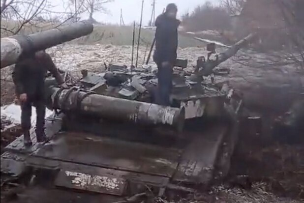 ロシア軍から奪った戦車「所得の申告必要ない」、ウクライナ政府が呼びかけ
