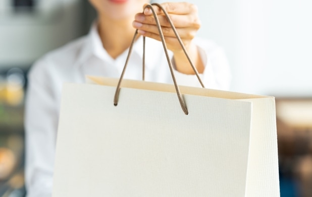 「レジ袋有料化」はお店にとってトクな一面も。無料提供した場合と税務上どのような違いがある?