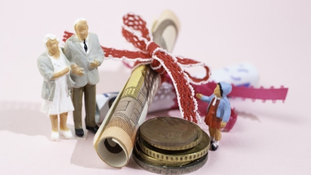 祖父母からの教育費の援助。受け取り方を間違えると贈与税がかかることも?