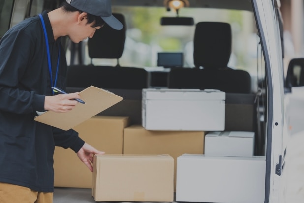 「偽装フリーランス」週60時間勤務も残業代なし?アマゾン配達員裁判から見る「直接雇用」との違い