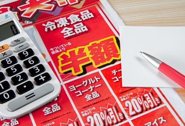 スーパー、コンビニの「半額」と「1つおまけ」、店側の税務は同じ?変わる?