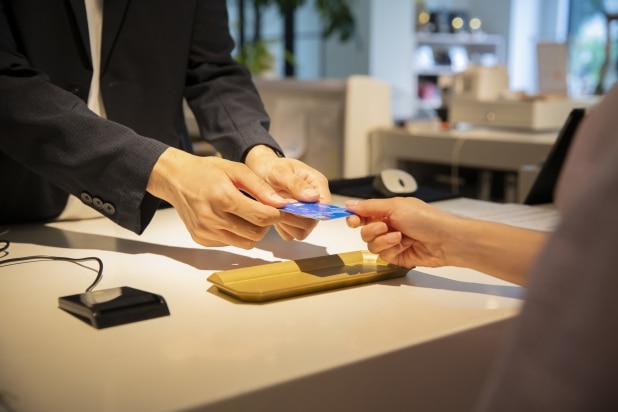 個人事業主が配偶者のお金で備品を買ったら贈与税はかかる? 経費の処理と贈与は「別物」
