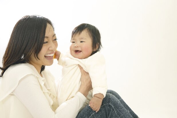 「ベビーシッター」を使うと税金が安くなるーー厚労省提案の新たな「税控除」とは？