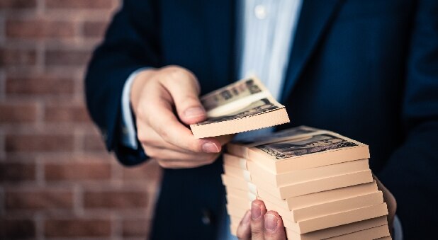 親から突然渡された「数百万円」の札束、こっそり使えば贈与税から逃れられる？