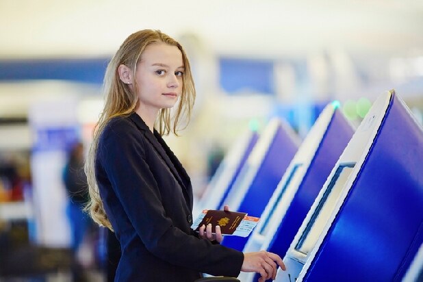 海外旅行の観光客などの「出国税」を政府が検討…新たな税制を考えるための論点は?