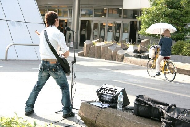 「路上ライブ」でパフォーマーがもらった「投げ銭」、税金の対象になるの？
