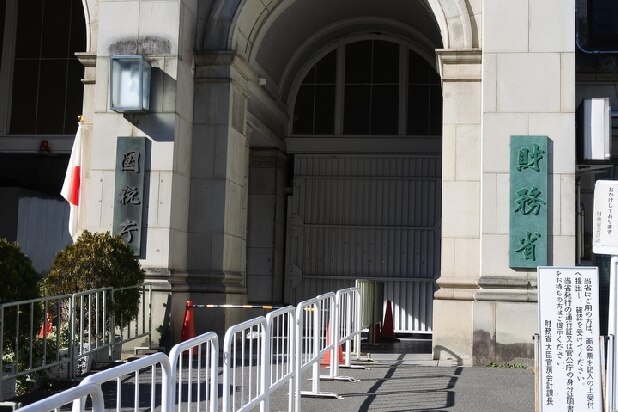 「税金泥棒」批判受ける福田、佐川氏の退職金「計1億円」、支給制限が難しいワケ 　
