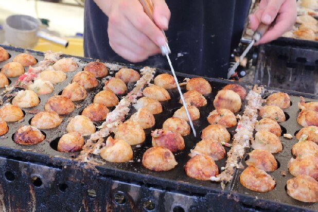 1億3000万円を脱税「たこ焼き店」在宅起訴、問われる日本人の「納税意識」