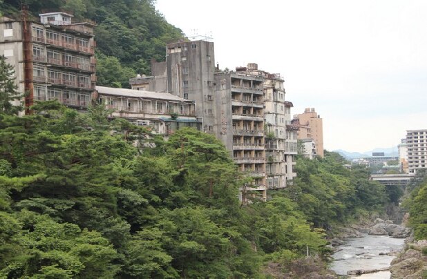 鬼怒川温泉に10年以上残り続ける「廃墟ホテル」、解体は「1棟2億円超」で身動き取れず