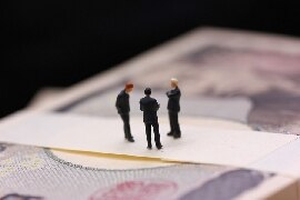 「消費税10％」予定どおり上げるべきか？ 税理士85人の答えは「賛否」まっぷたつ