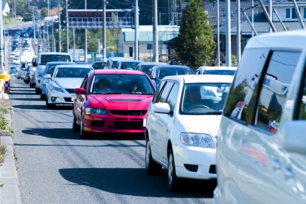 自動車「走行税」は本当に導入されるのか…警察が「課税逃れ」を確認する国も