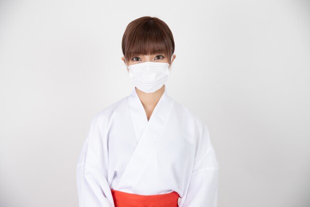 JAL従業員が巫女に、注目される「従業員シェア」　新たな支援策「産業雇用安定助成金」の意義と限界