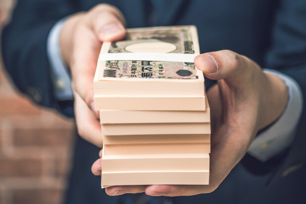 高齢男性「小1から貯めたお金」6千万円を役所で渡して立ち去る…本来の手続きは？
